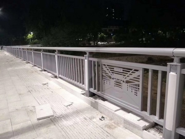 燈光護欄